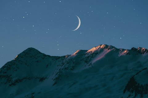 Ein Sichel Mond am Himmel