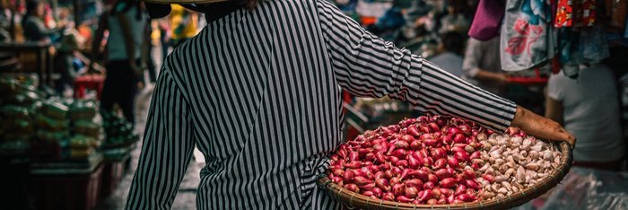 Vietnamesische Frau bei der Arbeit auf dem Markt 