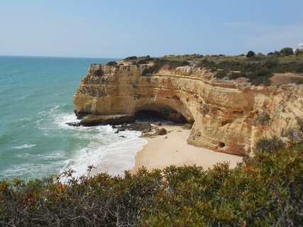 Genießen Sie das Panorama von den Felsen der Algarve in Portugal 