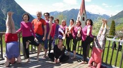 yoga-reisen-italien-südtirol-hotel-moosmair-gruppe Üben Sie Yoga umgeben von einer beeindruckenden Bergwelt