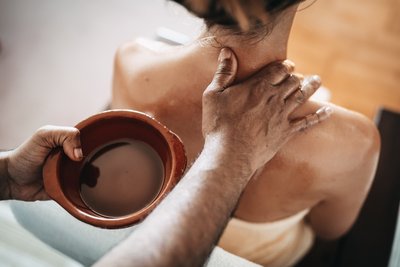Wohltuende Nacken-Massage mit ayurvedischen Ölen
