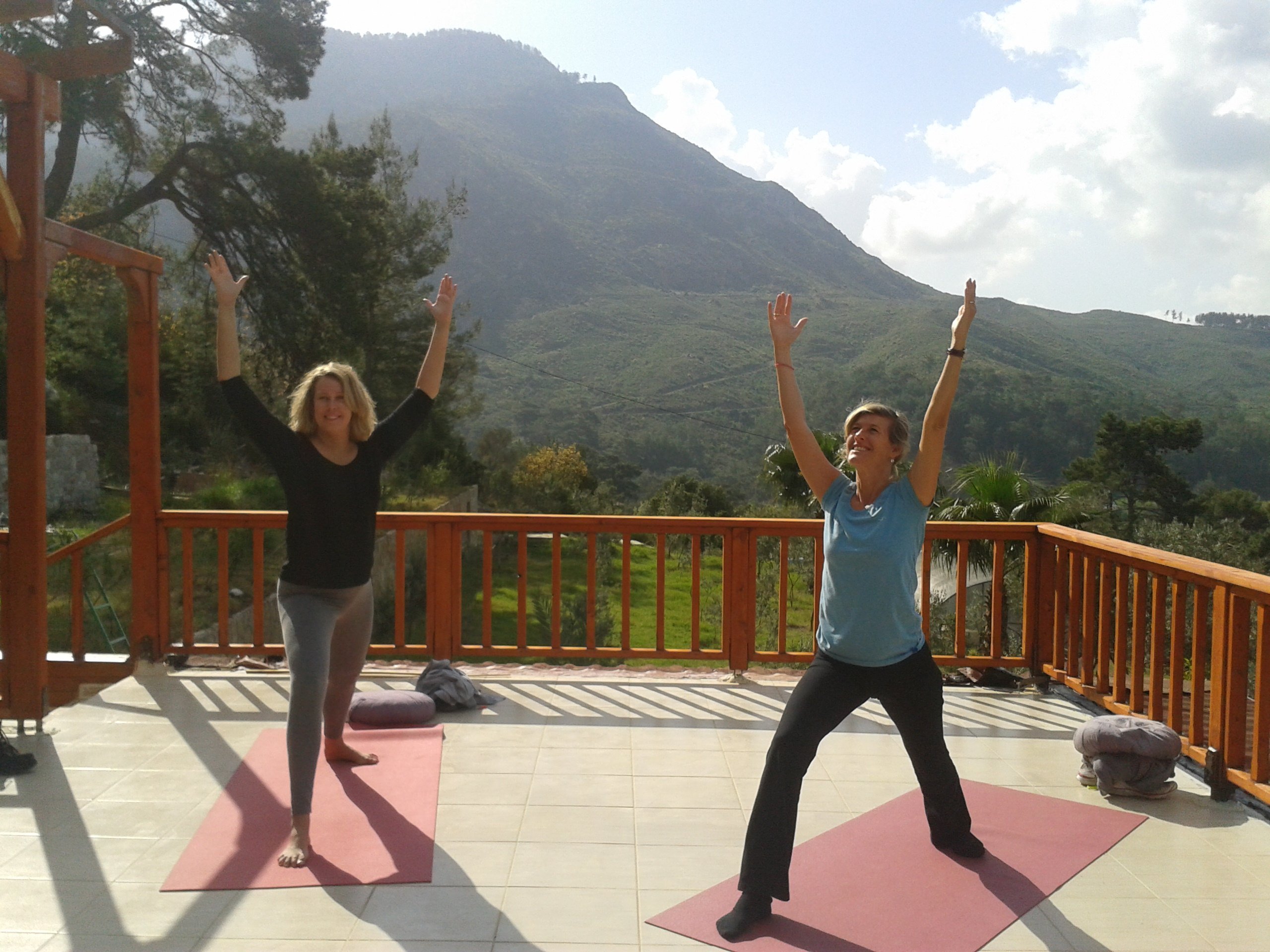 Yoga-Übungen auf der Terasse