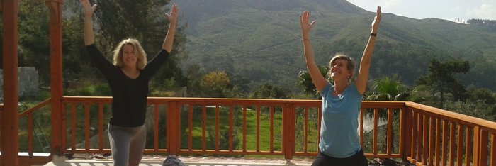 Yoga-Übungen auf der Terasse