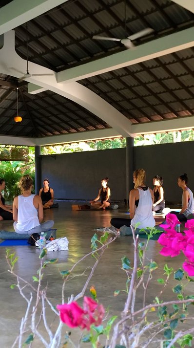 Die offen gestaltete Yogahalle des Talalla bietet genügend Platz und einen unvergleichlichen Blick direkt auf den Strand