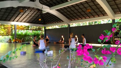 Die offen gestaltete Yogahalle des Talalla bietet genügend Platz und einen unvergleichlichen Blick direkt auf den Strand