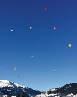 Heißluftballons am strahlend blauen Himmel