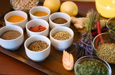 Die Speisen werden mit typisch ayurvedischen Kräutern verfeinert