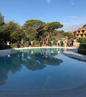 Yoga Stunden am Pool des Hotels Roccamare machen den Teilnehmern besonders viel Spaß 