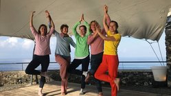 yoga-urlaub-portugal-madeira-hotel-estalagem-da-ponta-do-sol-baumpose Die morgendliche Luna-Yoga Einheit