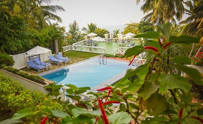 Blick auf den Pool und das Meer