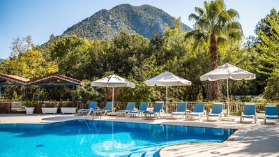 Der Pool mit Blick auf die umliegende Landschaft Der Pool mit Blick auf die umliegende Landschaft