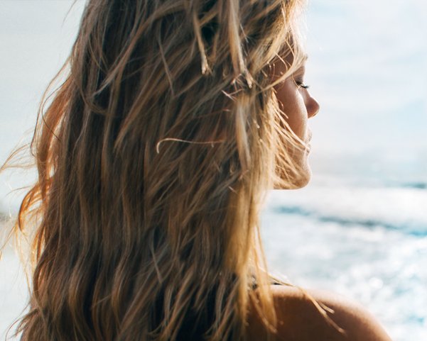Frau mit geschlossenen Augen am Meer