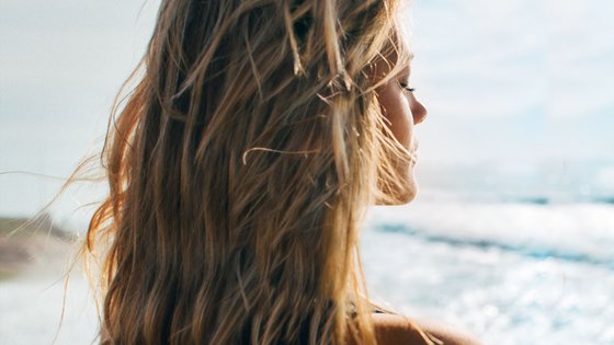 Frau mit geschlossenen Augen am Meer