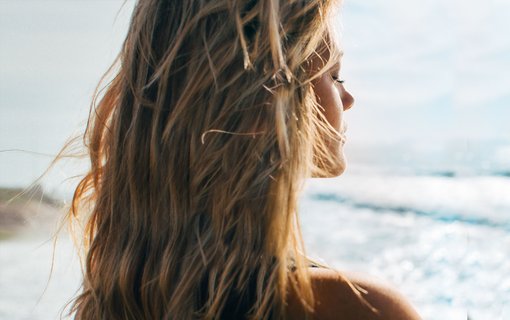 Frau mit geschlossenen Augen am Meer