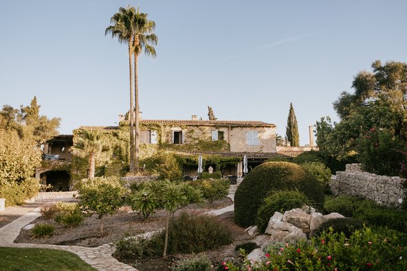 Eine Finca umgeben von einer großen und frünen Pflanzenanlage