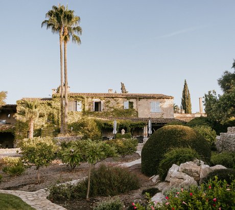 Eine Finca umgeben von einer großen und frünen Pflanzenanlage