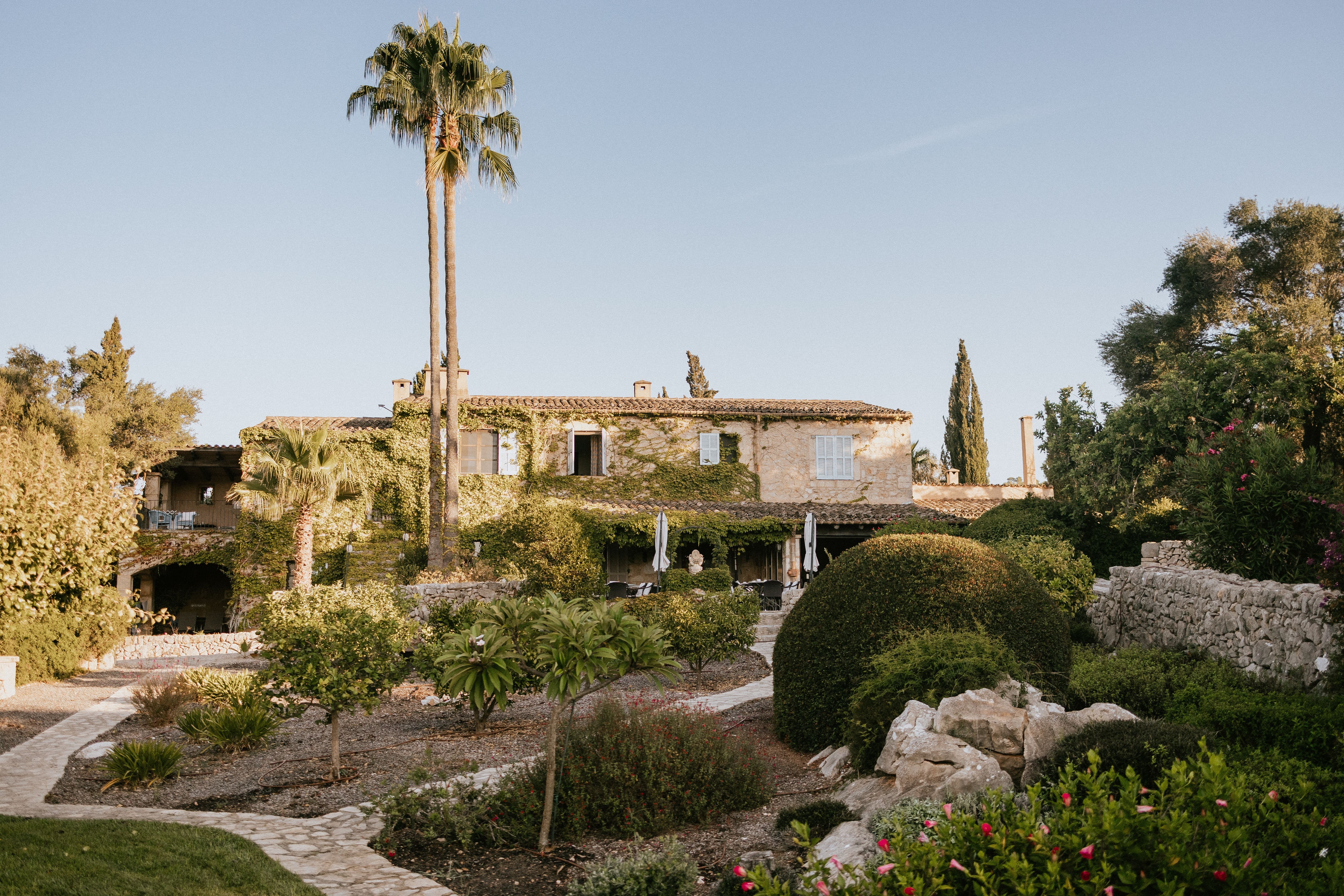 Eine Finca umgeben von einer großen und frünen Pflanzenanlage