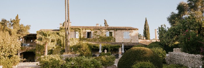 Eine Finca umgeben von einer großen und frünen Pflanzenanlage