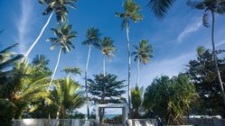 Am großen Pool im Garten des Surya Lanka können Sie sich entspannen