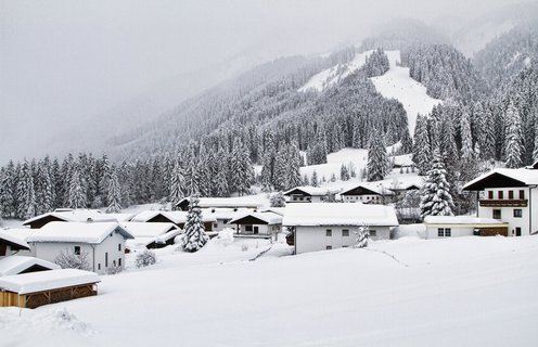 Schnee verzaubert die Ortschaft Reutte in einen winterlichen Traum
