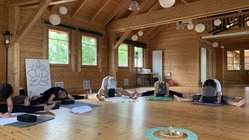 yoga-urlaub-deutschland-seehotel-niedernberg-praxis-yoginis Entspannende Yoga-Praxis