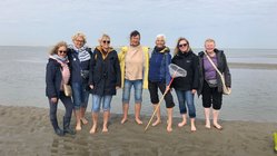 yoga-urlaub-deutschland-naturhotel-baltrum-gruppe-watt Die Yogis im Watt