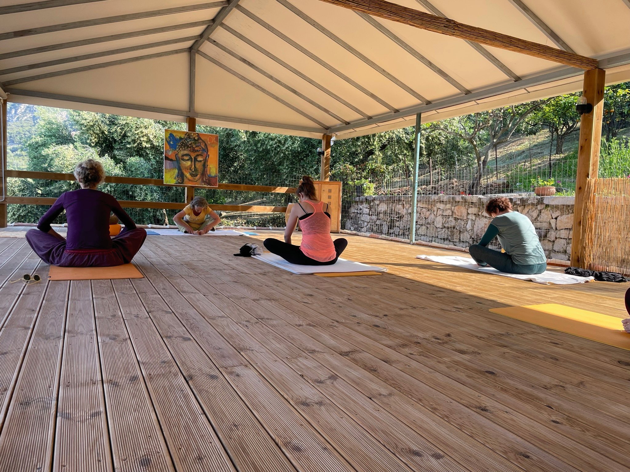 yoga-urlaub-griechenland-ilios-center-yogaraum Durch den offenen Yogaraum fühlt man sich sehr mit der Natur verbunden.