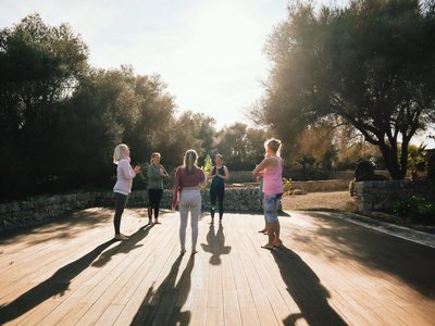 Gemeinsam Yoga üben im Garten