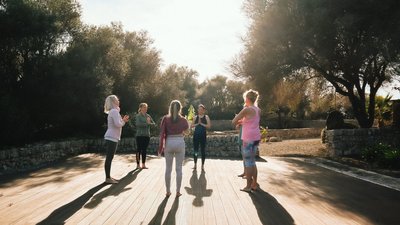 Gemeinsam Yoga üben im Garten