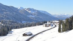 yoga-urlaub-deutschland-allgaeu-bio-berghotel-ifenblick-winter-wintersport-skilanglauf Zahlreiche Skilanglauf-Loipen verlaufen in unmittelbarer Nähe des Bio-Berghotels Ifenblick