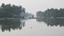 yoga-reisen-indien-kerala-rundreisen-backwaters-5.JPG Weit und frei sind die Backwaters in Kerala