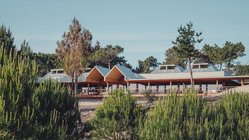 yoga-reisen-portugal-viana-do-castelo-feel-viana-anlage-gebaeude Beim Bau des Feel Viana wurden viele natürliche Materialien wie Holz und Stein verwendet