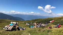 yoga-urlaub-italien-suedtirol-hotel-saalerwirt-ausfluege-wiese Gemeinsame Wanderungen während dem Yoga-Urlaub genießen