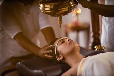 Shirodhara - der ayurvedische Stirnölguss 