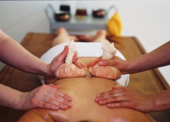 ayurveda-reisen-kuren-deutschland-bad-rappenau-ayurveda-garden-hotel-ayurveda-reisbeutelmassage Entspannen Sie sich bei einer ayurvedischen Synchronmassage