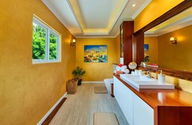 Ausreichend Platz bietet das Badezimmer der Master Suite