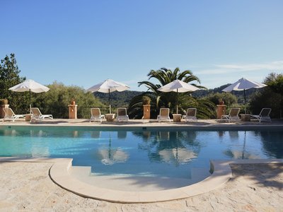 Entspannung mit Weitblick am Pool