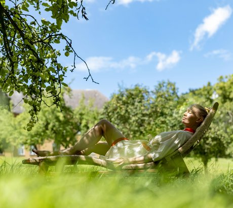 Frau liegt auf der Liege