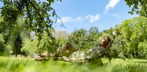 Frau liegt auf der Liege