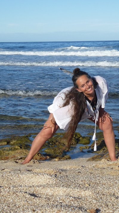 Yogalehrerin Naomi Röck bei einer Yoga-Session am Strand