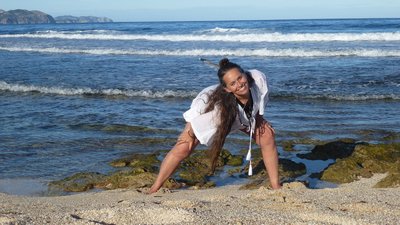 Yogalehrerin Naomi Röck bei einer Yoga-Session am Strand