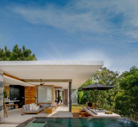 Von der Terrasse der Contemporary Villa schauen Sie direkt in den Dschungel Von der Terrasse der Contemporary Villa schauen Sie direkt in den Dschungel