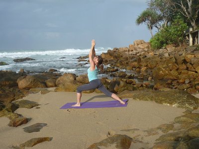 So wie Yogalehrerin Bärbel Wagenbrenner können auch Sie am Strand Yoga üben