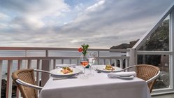 Portugal Madeira Hotel Alpino Atlantico Zimmer Balkon Speisen Sie nach ayurvedischer Art auf Ihrem privaten Balkon