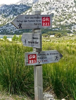 Schöne Holzschilder zeigen uns die einzelnen Wanderwege im Tramuntana Gebirge