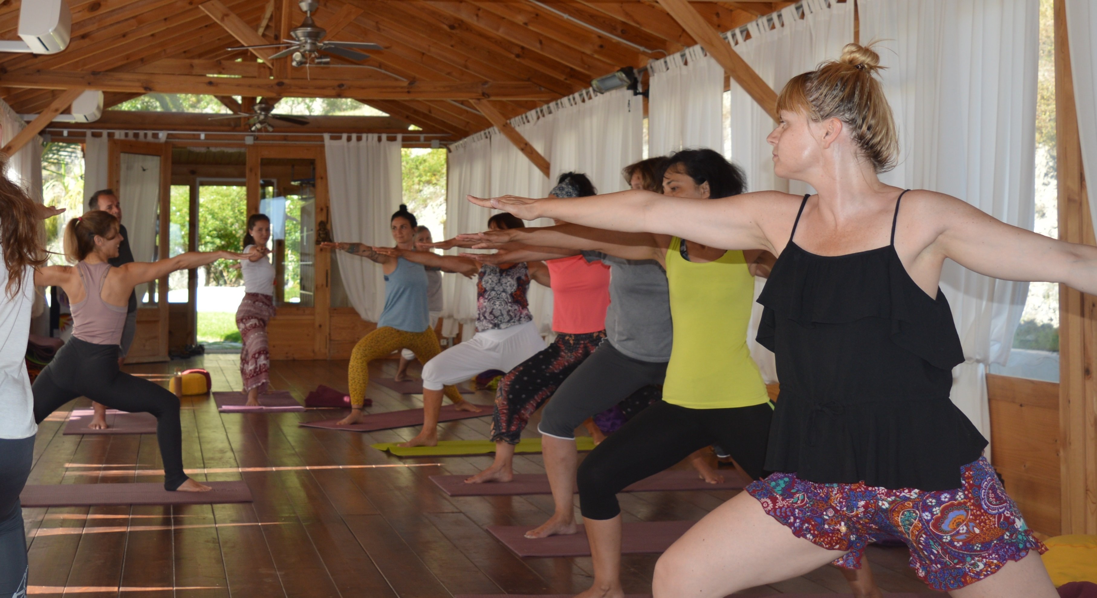 Starten und beenden Sie den Tag mit kraftvollen Yoga-Einheiten.
