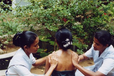 Genießen Sie eine ayurvedische Synchronmassage im Barberyn Beach Resort