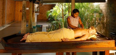Ayurveda Massage im Poovar Island Resort in Kerala