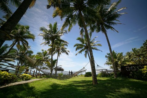 Es sind nur 50 Schritte durch den tropischen Garten bis zum Fischerstrand