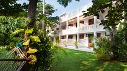 ayurveda-reisen-sri-lanka-kuren-urlaub-surya-lanka-resort-hotel-anlage-front-view-gebaeude Im 2015 neu errichteten Gebäude befinden sich noch 12 weitere komfortable Zimmer